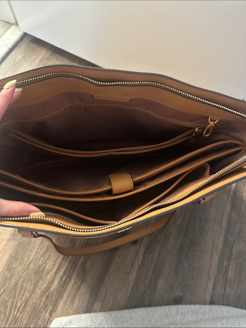 Tory Burch Caramel Leather Tote with Logo - Picture 4 of 5